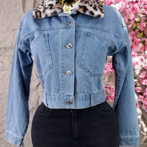 CHAMARRA DE MEZCLILLA CORTA CON CUELLO ANIMAL PRINT