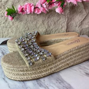 SANDALIA CON BROQUELES VENATA NATURAL